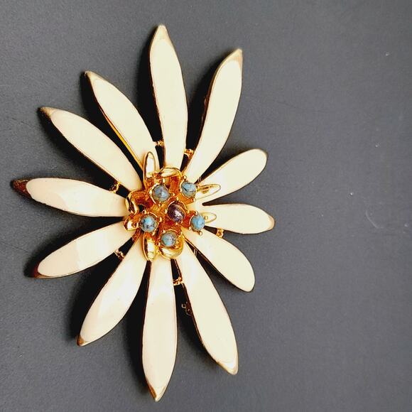 Vintage Large Cream Enamel Gold Plated Daisy Flower Brooch - Picture 6 of 10